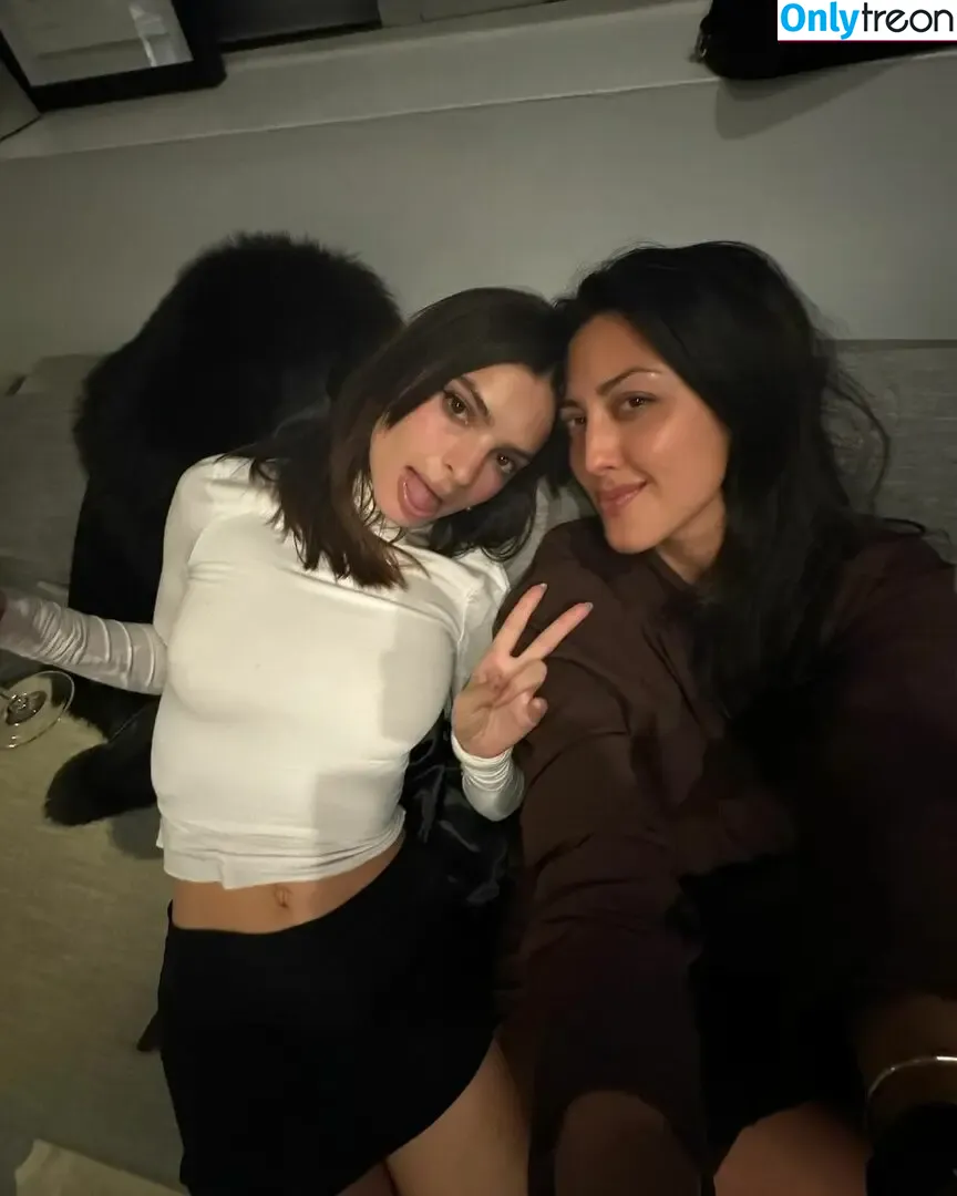 Emily Ratajkowski nude photo #7761 (emrata)