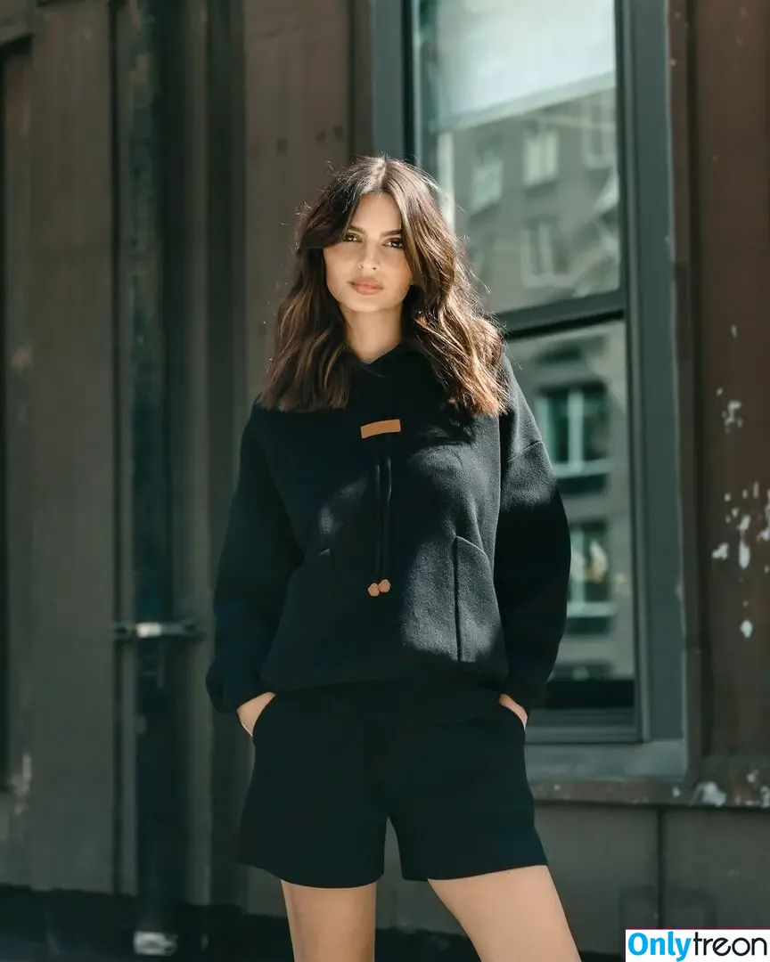 Emily Ratajkowski nude photo #7765 (emrata)