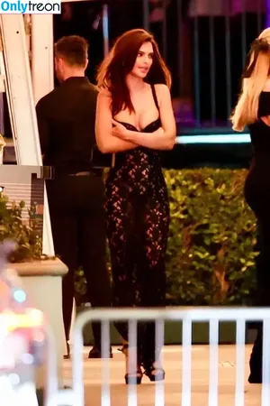 Emily Ratajkowski / emrata nude photo #8072