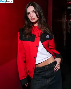 Emily Ratajkowski / emrata nude photo #8075