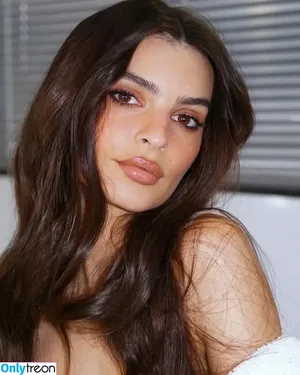 Emily Ratajkowski / emrata nude photo #8199