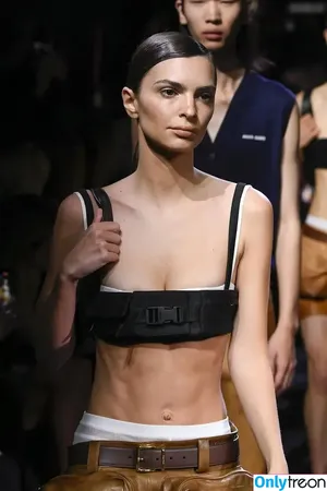 Emily Ratajkowski / emrata nude photo #8814