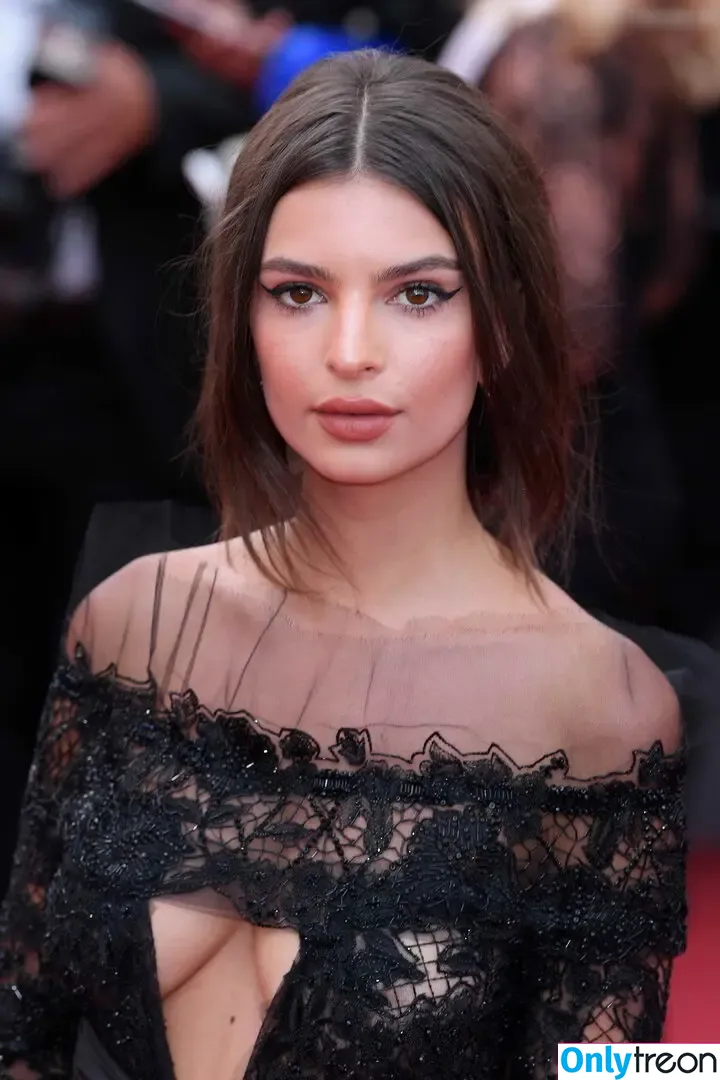 Emily Ratajkowski nude photo #8866 (emrata)