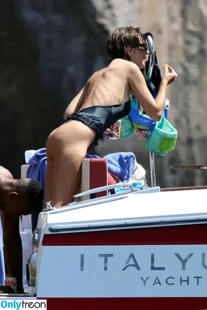 Emily Ratajkowski nude photo #8990 (emrata)