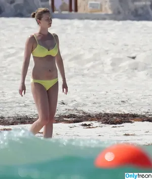 Emily Van Camp / emilyvancamp nude photo #0025