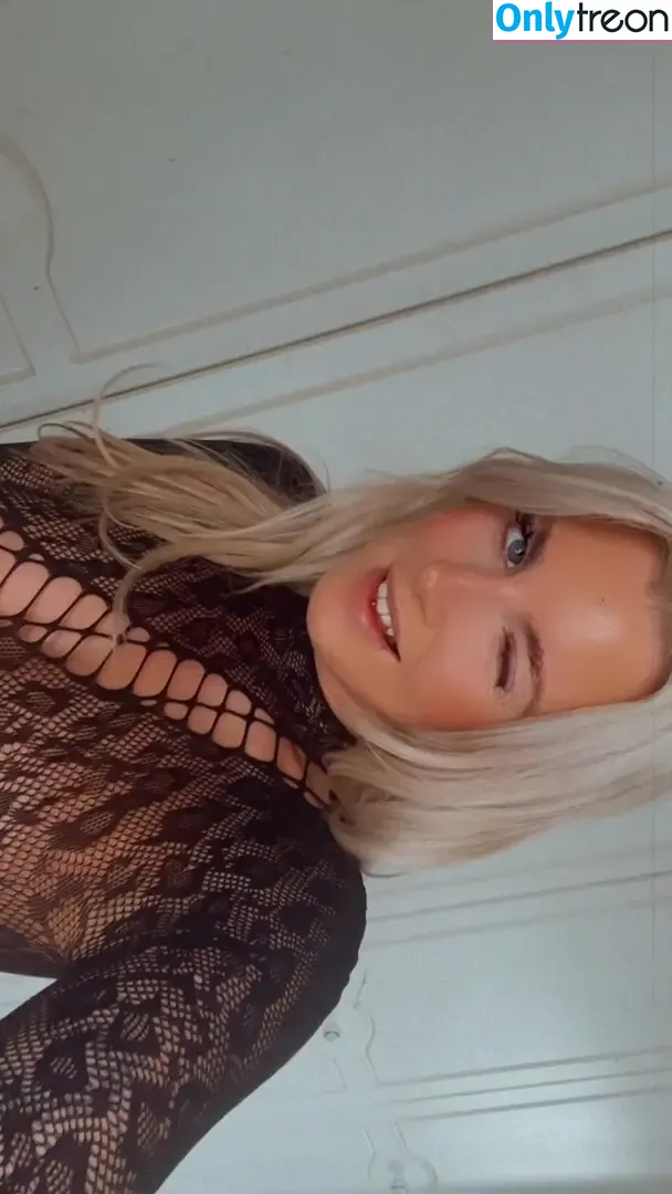 Emily Walters голая photo #0046 (emilywalters / hotwifeemilyuk)