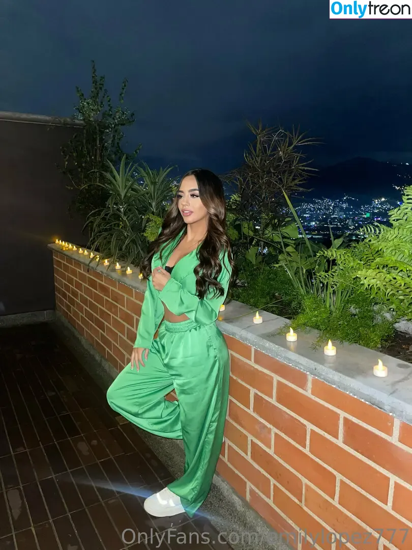 emilylopez777 голая photo #0002 (emilyllopez3)