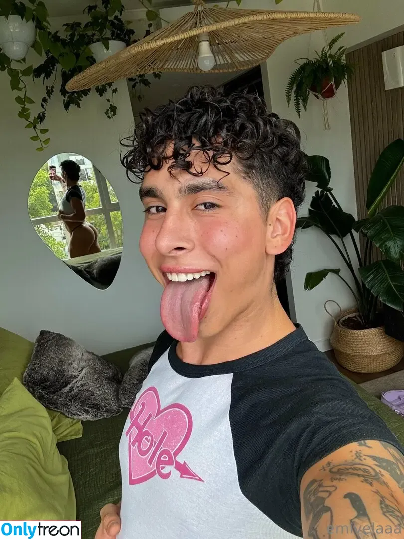 emivelaaa nude photo #0003 (emivelaaa)