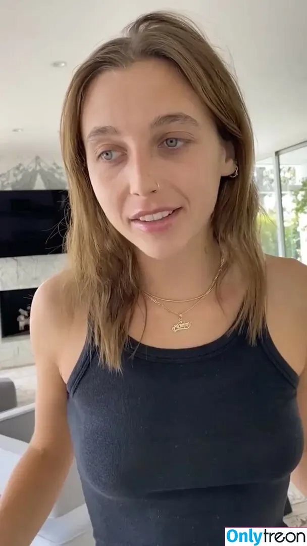 Emma Chamberlain nude photo #0098 (emmachamberlain / u95012320)