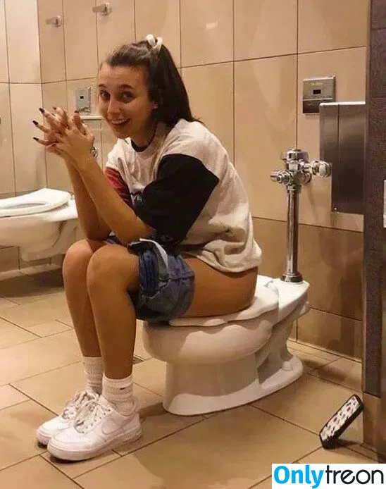 Emma Chamberlain nude photo #0140 (emmachamberlain / u95012320)