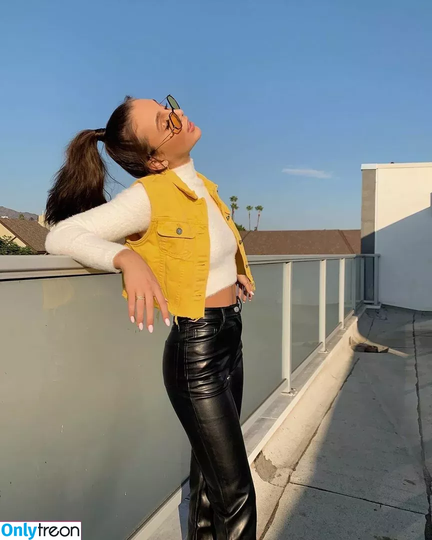 Emma Chamberlain голая photo #0202 (emmachamberlain)