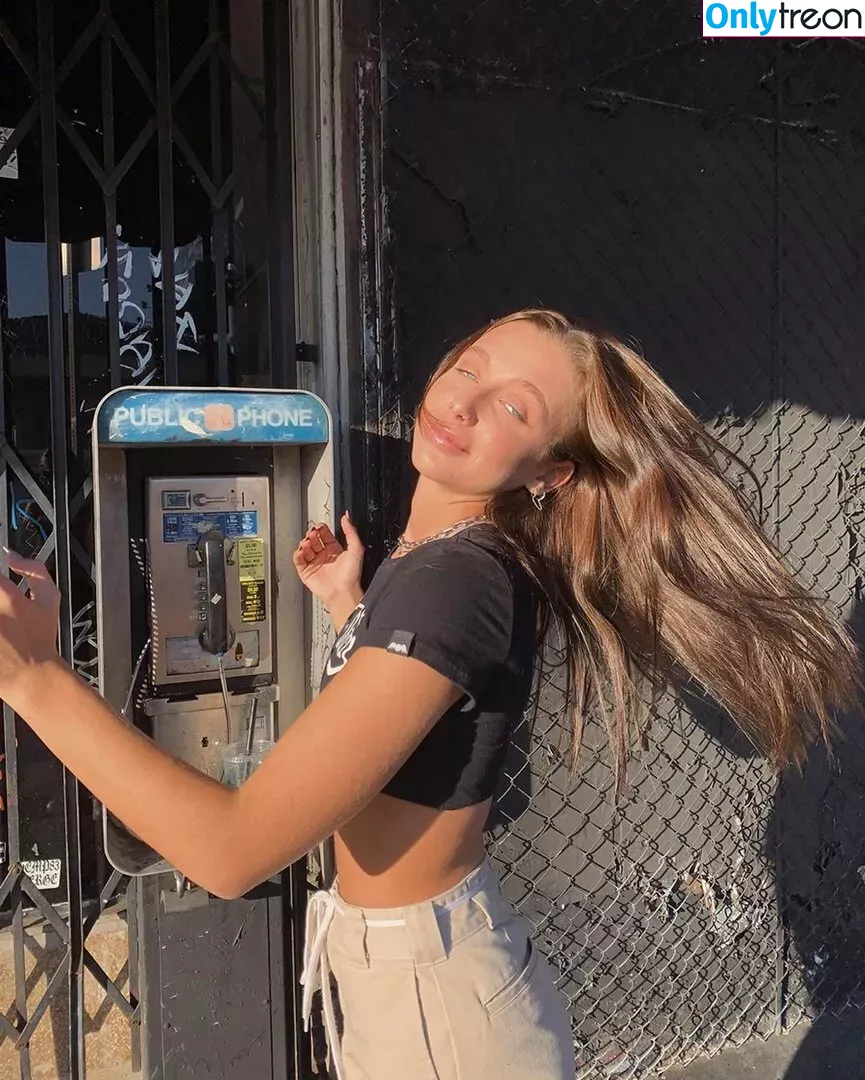 Emma Chamberlain голая photo #0209 (emmachamberlain)