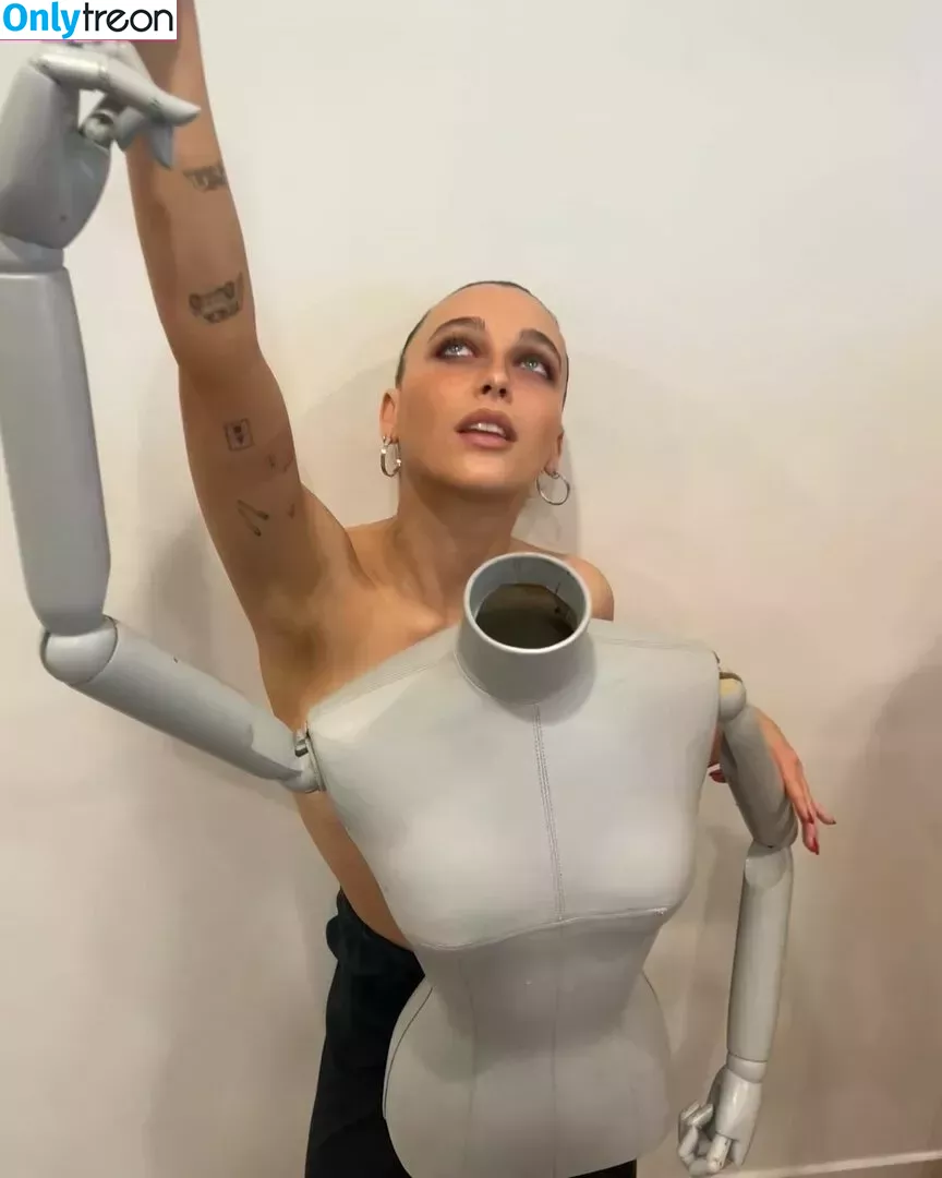 Emma Chamberlain nude photo #0263 (emmachamberlain)
