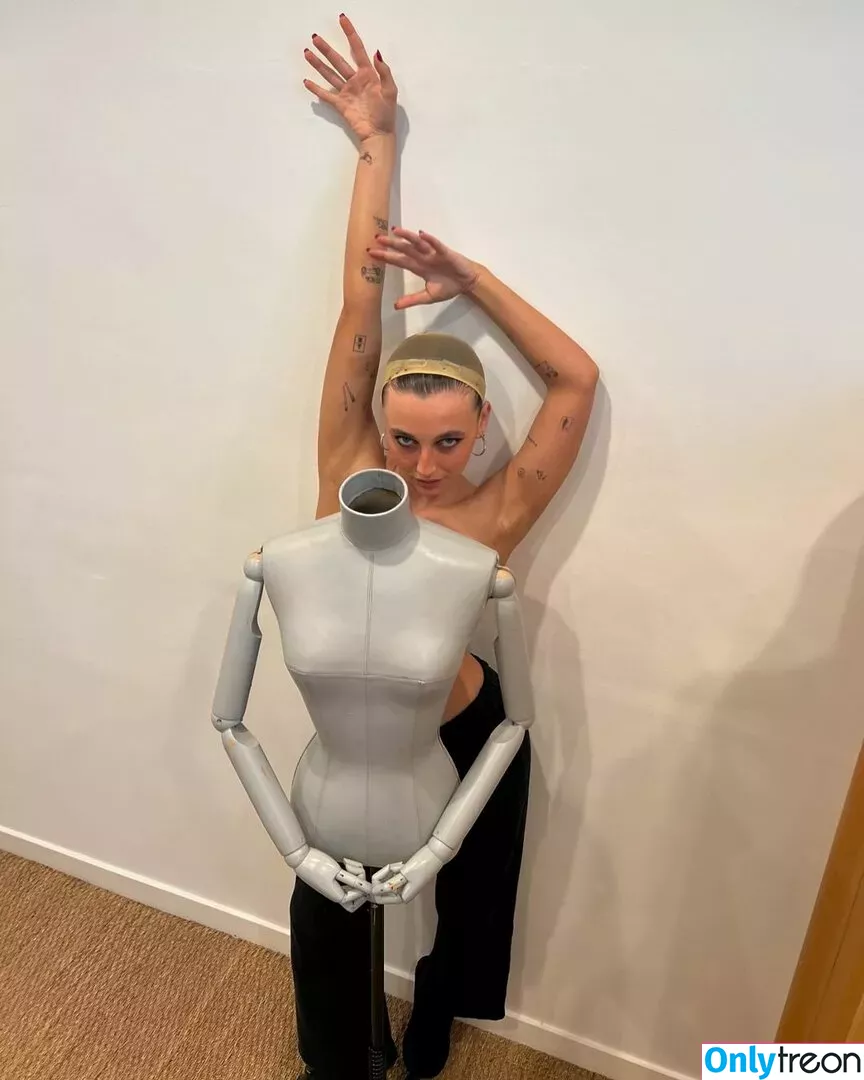 Emma Chamberlain nude photo #0264 (emmachamberlain)