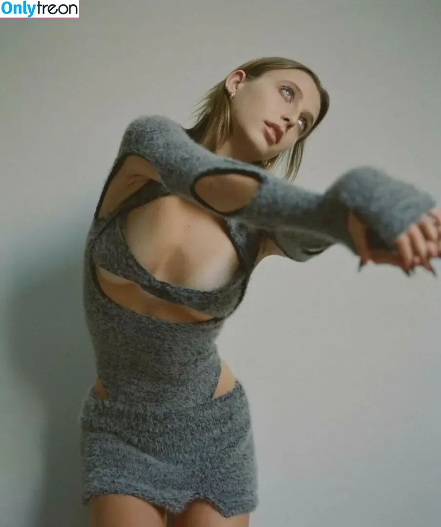 Emma Chamberlain nude photo #0585 (emmachamberlain)