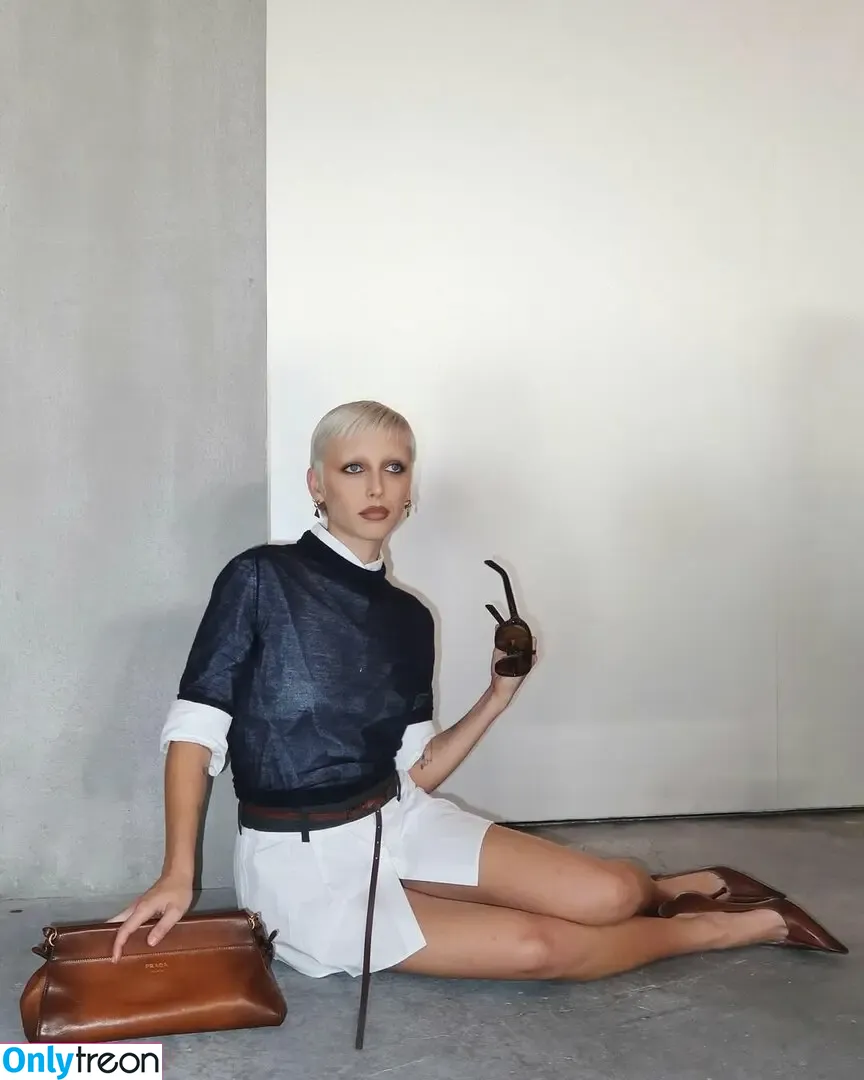 Emma Chamberlain nude photo #0625 (emmachamberlain)