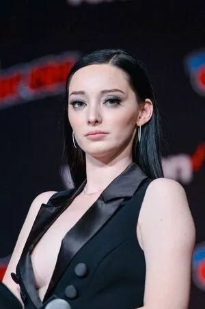 Emma Dumont / emmadumont nude photo #0012