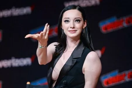 Emma Dumont / emmadumont nude photo #0014