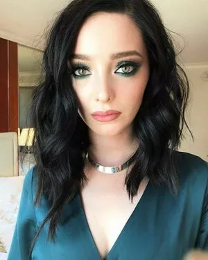 Emma Dumont / emmadumont nude photo #0049