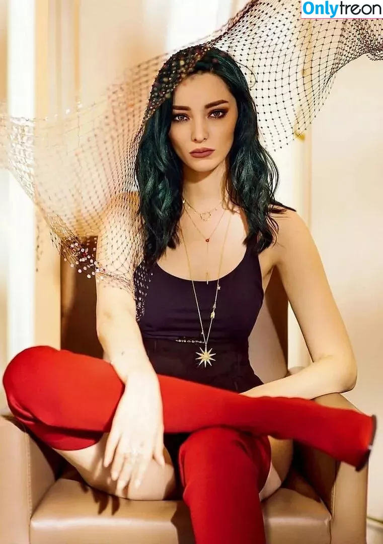 Emma Dumont nude photo #0023 (emmadumont)