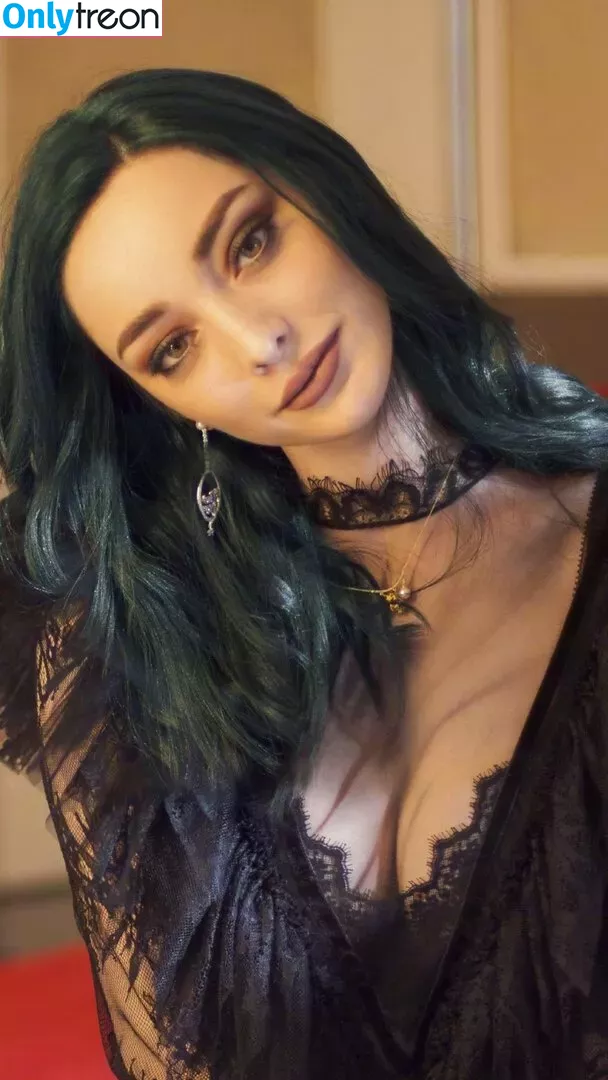 Emma Dumont nude photo #0053 (emmadumont)