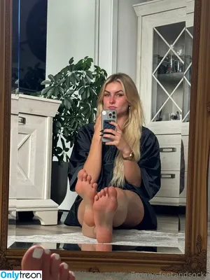 emmyfeetandsocks / theluckyguy_efs nude photo #0244