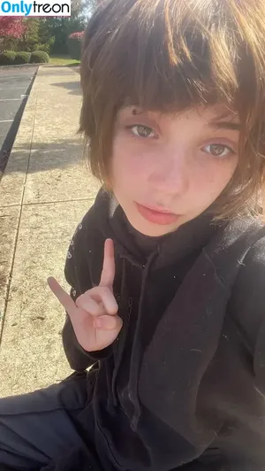 emosellz / kawaiigothii / salinathesensation nude photo #0002