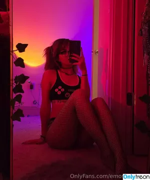 Emostonergorl / Obvious_Confusion699 / emo.stoner.gorl / smolstarcaster nude photo #0761