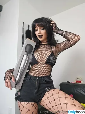 Emostonergorl / Obvious_Confusion699 / emo.stoner.gorl / smolstarcaster nude photo #0882