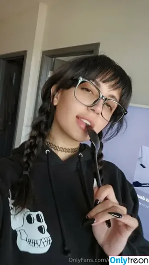 Emostonergorl / Obvious_Confusion699 / emo.stoner.gorl / smolstarcaster nude photo #0986