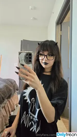 Emostonergorl / Obvious_Confusion699 / emo.stoner.gorl / smolstarcaster nude photo #0998
