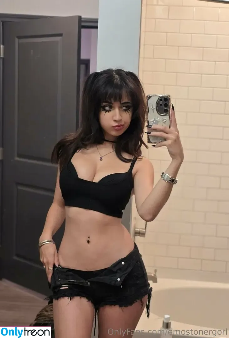 Emostonergorl nude photo #0948 (Obvious_Confusion699 / emo.stoner.gorl / smolstarcaster)