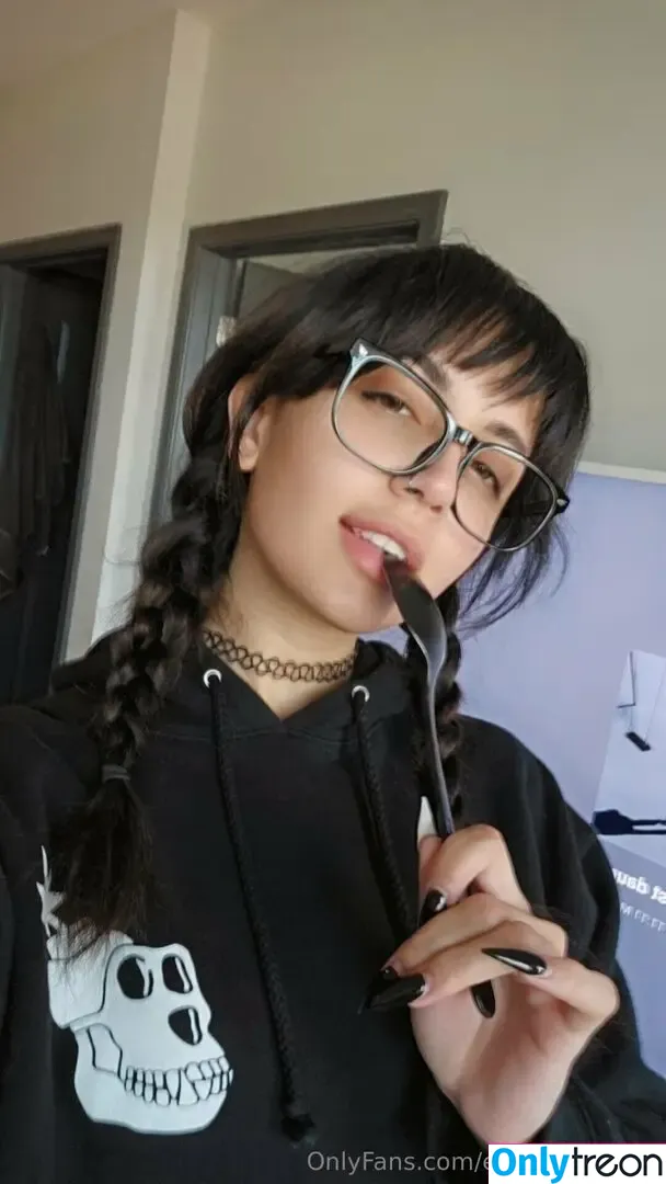 Emostonergorl nude photo #0986 (Obvious_Confusion699 / emo.stoner.gorl / smolstarcaster)