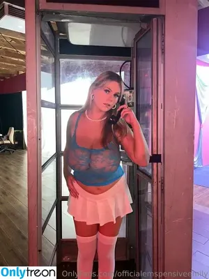 Emspensiveemily / emilyy1501 / officialemspensiveemily фото голая #0080