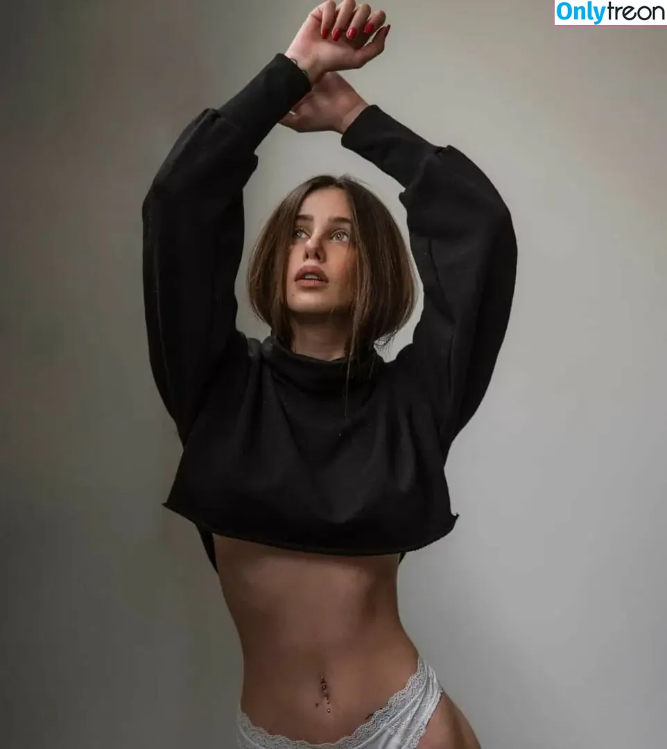 Emuna Zuzut nude photo #0022 (emunazuzut)