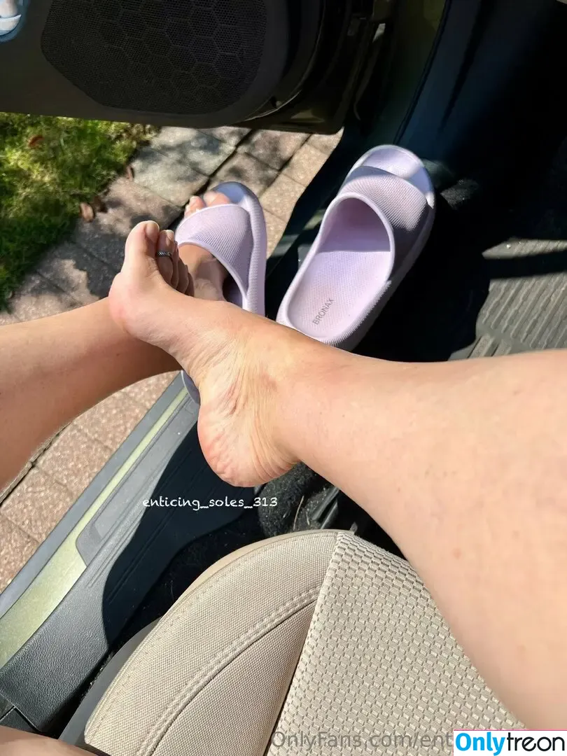 enticing_soles голая photo #0008 (enticing.soles)