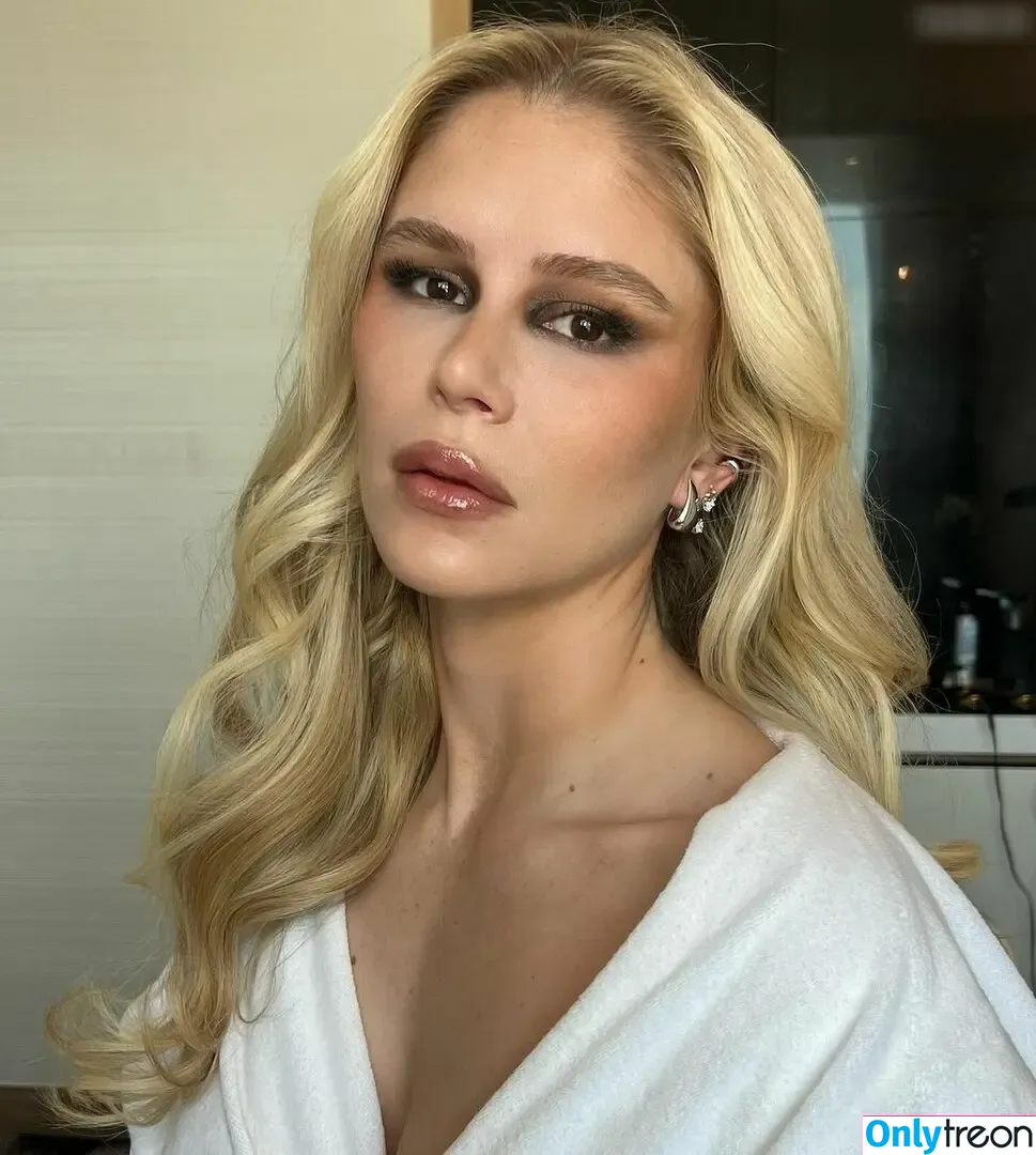 Erin Moriarty nude photo #0454 (erinelairmoriarty)