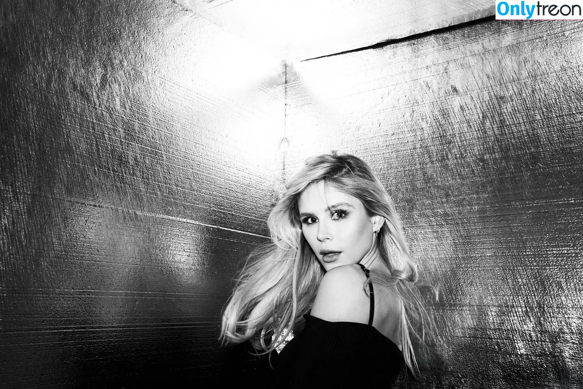 Erin Moriarty nude photo #0885 (erinelairmoriarty)