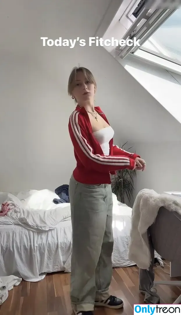 evaaklm nude photo #0006 (evaa.klm)