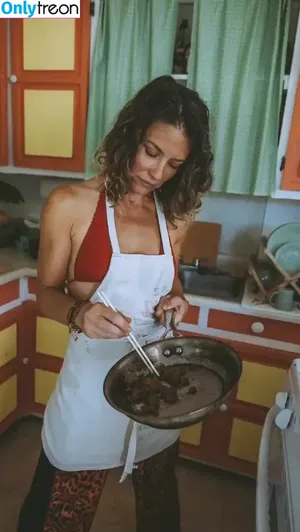 Evangeline Lilly / evangelinelillyofficial / lilyevangeline nude photo #0560