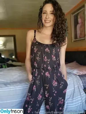 Evangelinewants2play / mamipigletta nude photo #0011