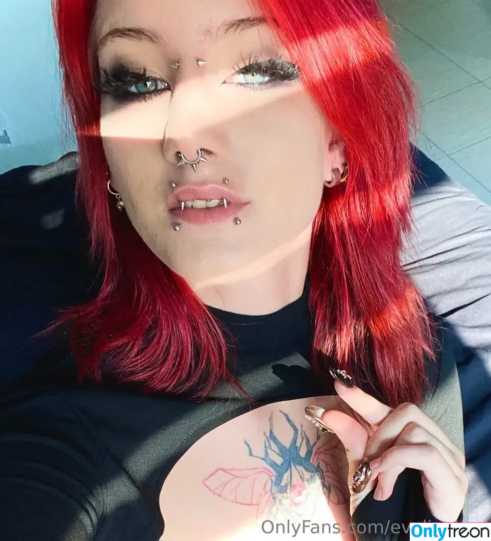 evelinelore голая photo #0002 (evelinelore_)