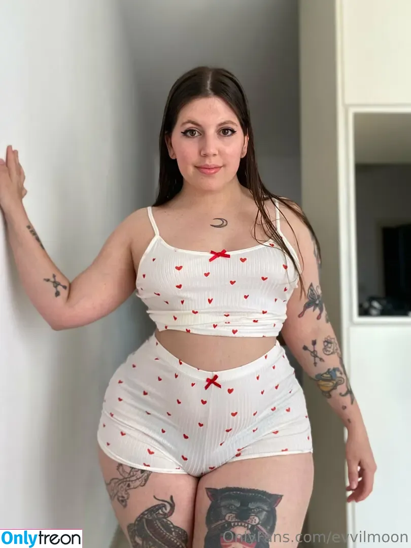 evvilmoon nude photo #0658 (evyn.moon)