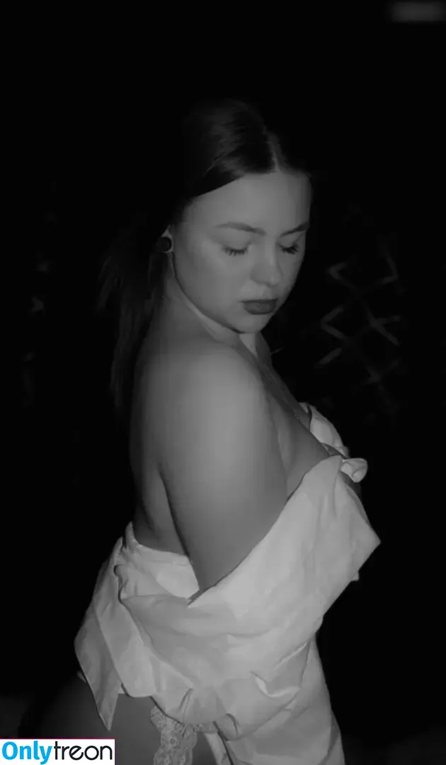 Evyjtz22 nude photo #0020 (Evyjtz22)