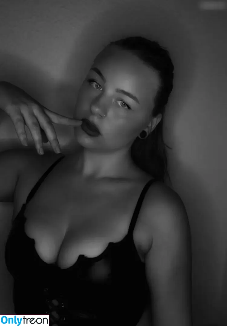 Evyjtz22 nude photo #0033 (Evyjtz22)