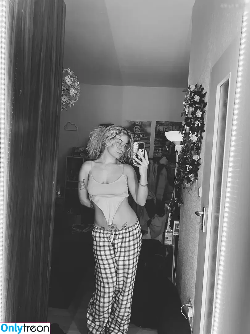 Fairy Karo nude photo #0113 (fairykaro / karolinantivist)
