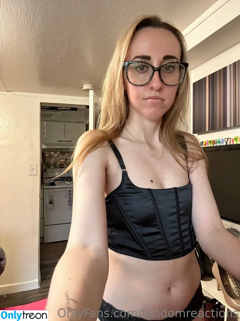 FandomReactions nude photo #0454 (fandomreactgirls)