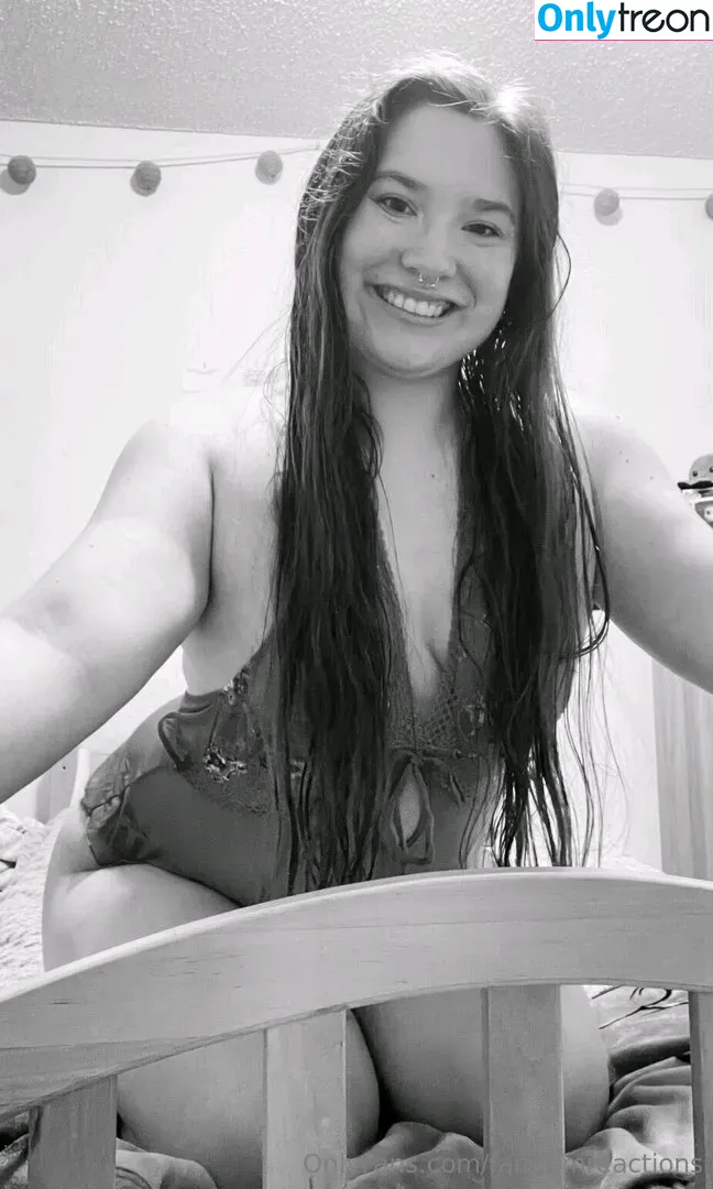 FandomReactions nude photo #0474 (fandomreactgirls)