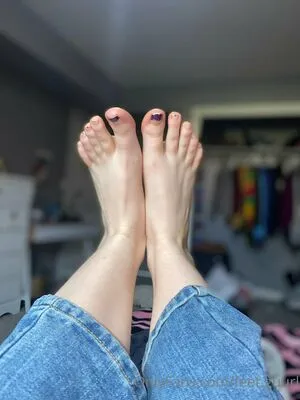 feet.guurl / sexyfeetbyr nude photo #0004