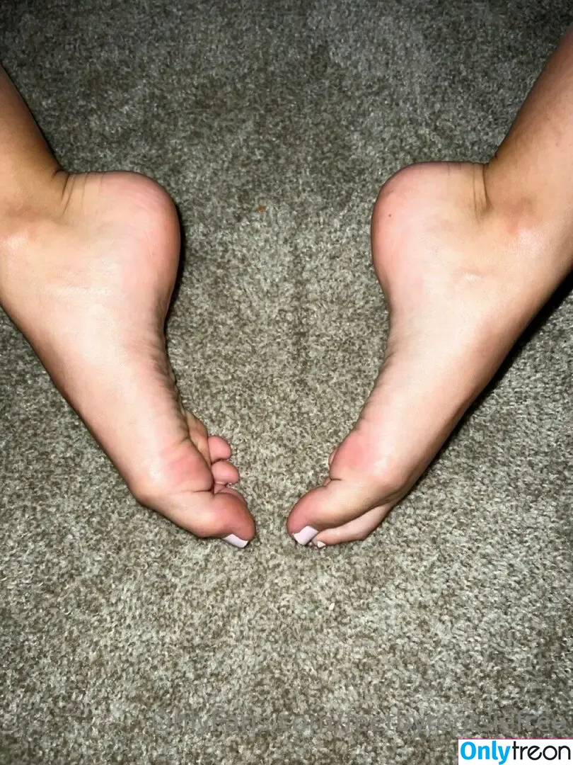 feetbytootsiefree голая photo #0006 (feetbytootsiefree)
